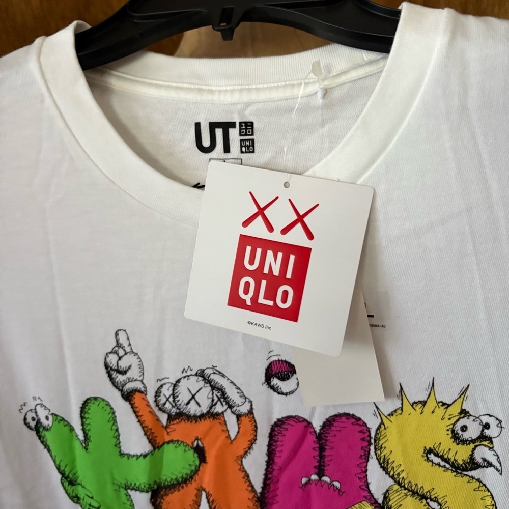 NEW KAWS x UNIQLO 2016 sz L LOGO White Tee Short Sleeve Tshirt - Picture 4 of 14